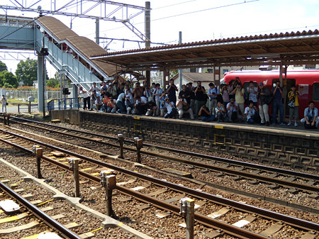 聚楽園駅に集まるファン1