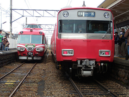 7011Fと6000系鉄仮面4灯並び