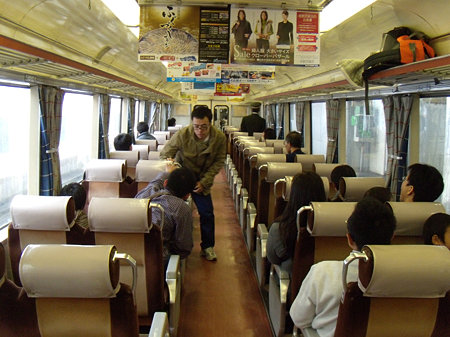 7011F中間車車内