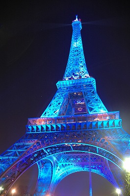 ブルーに光るエッフェル塔の画像