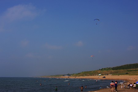 夏の海！　　パラグライダーも飛んでいます。 (＠＾＾＠）