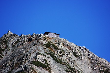 立山・御山神社本殿（左）と雄山神社社務所