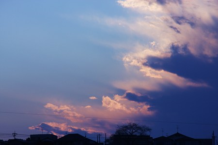 夕暮れの雲　　追いかけて来そう！＼（〇_ｏ）／コワイヨー