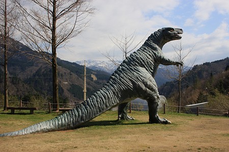 恐竜の石像　後は白山連峰の山並みです。