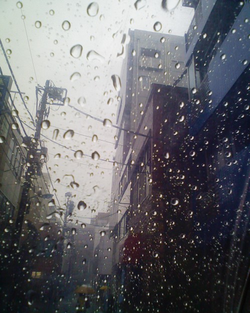 街と傘と