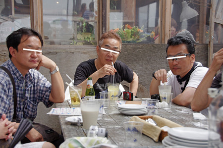 目が笑ってないおじさん達