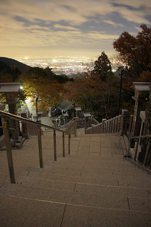 阿夫利神社下社の紅葉と夜景2