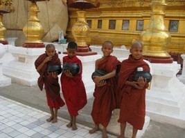 ミャンマーの少年僧